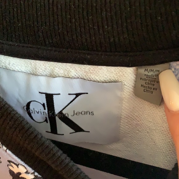 Calvin Klein crew neck in size medium. - Picture 3 of 4